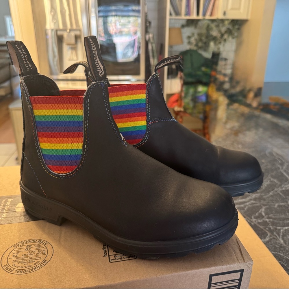 *WORN FOR AN HOUR *
Unisex Blundstone Original Black Boots with Rainbow Stripes